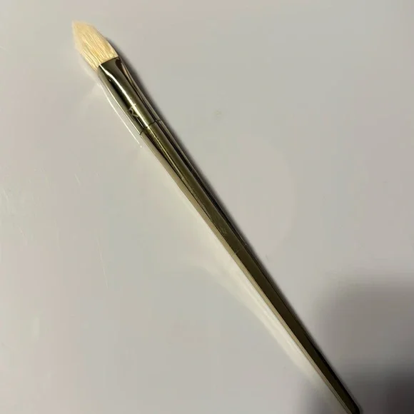 Real Techniques Bold Metals Collection 102 Triangle Concealer Brush - Picture 3 of 9